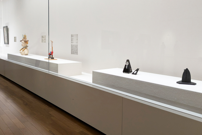 展示風景より、右からマン・レイ《贈物》、《不滅のオブジェ》