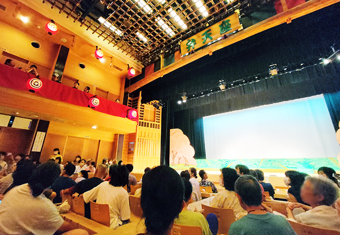 絵金歌舞伎公演客席は地元の人々を中心に多くの人が集まり、満席状態。役者（子供たち）の登場を今か今かと待ち構える。
