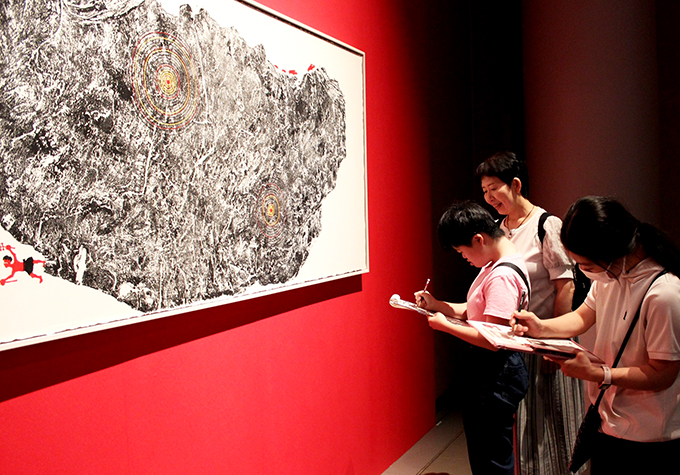 クイズ用紙を手にそれぞれのペースで展示を鑑賞。難しいキャプションは保護者が読み上げてサポートする