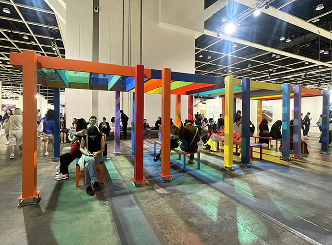 アート・バーゼル香港2025「Encountersセクション」、リアム・ギリックの《Perpetual Discussion Platforms》2025年。編集部撮影