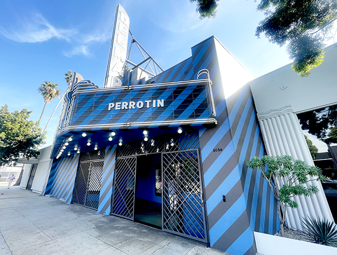 ハリウッドの歴史的なシアター建築を活かしたペロタン・ロサンゼルスの外観。