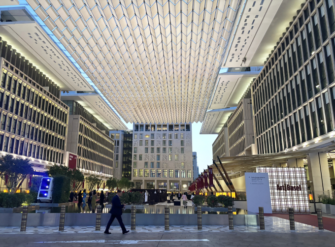 アート・バーゼル・カタールの2つの会場を緩やかに繋いだ広場、バラハ・ムシェイレブ。幾何学的パターンを抽象化したモダニズム的イスラム意匠の広場は光のグラデーションが美しい。編集部撮影