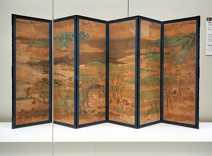 （会場風景より）国宝《山水屛風》6曲1隻 平安時代・11世紀 京都国立博物館【展示期間：10/11～11/5】
現存最古となる「唐絵屛風」の作例。中国風の装束を着た人物が描かれている。