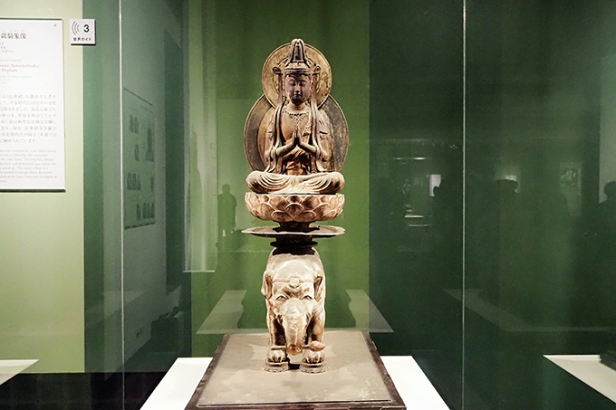 展示風景より。重要文化財《普賢菩薩騎象像》京都・岩船寺