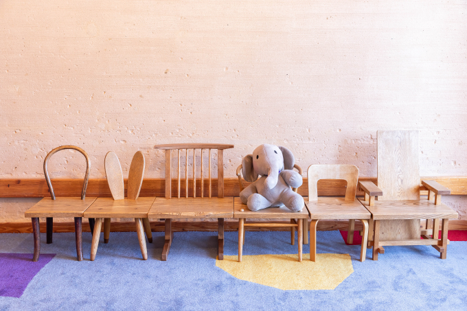 美術館内のキッズスペースには、建築家・中村好文の手がけた子ども用の椅子と、グラフィックデザイナー・イラストレーターの葵・フーバー・河野がデザインした色鮮やかなカーペットが配置されている。