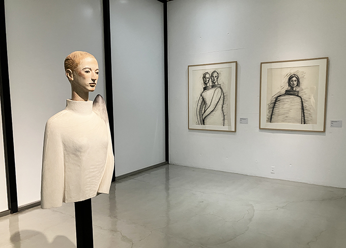 《山と水の間に》1998 年　楠に彩色、大理石　作家蔵