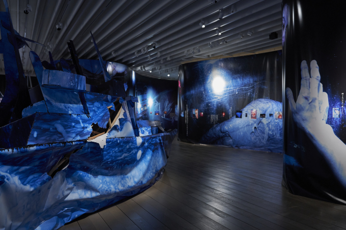 志賀理江子《なぬもかぬも》2025年、「山城知佳子×志賀理江子　漂着」展示風景、アーティゾン美術館　©Lieko Shiga. Photo: kugeyasuhide