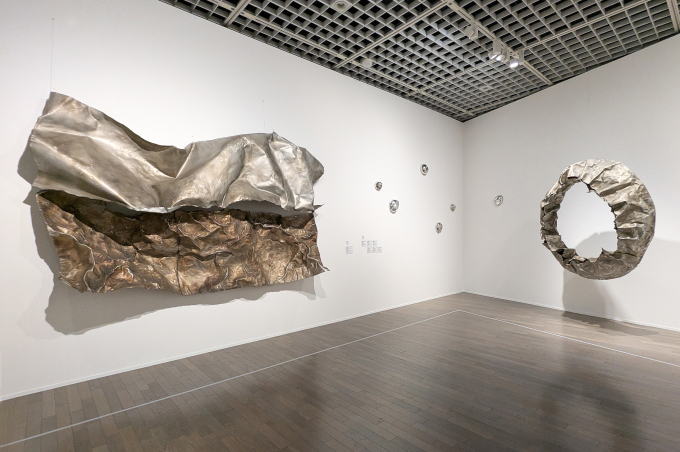 展示風景より、左は多田美波《周波数37303055MC》1963 多田美波研究所、右は《周波数 37303033MC》1963 東京国立近代美術館