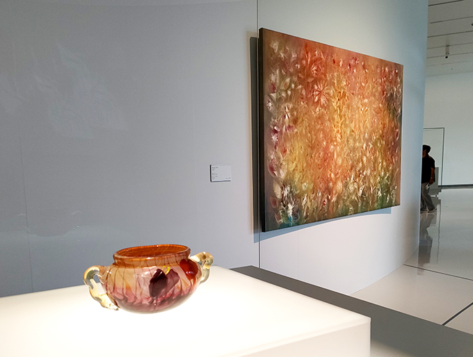 サム・フォールズが自らセレクトした同館所蔵のエミール・ガレ作品とのコレボレーションも（展示風景）