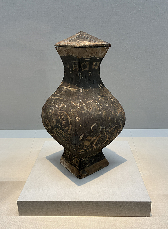 《灰陶加彩方壺》 前漢 前2― 前1世紀全体的に彩色が剝落しているが、当時は鮮やかな彩色が施されていたことがうかがえる。