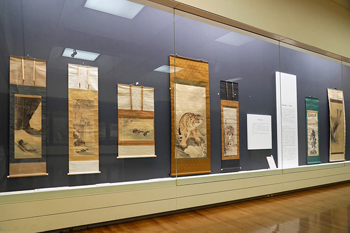 師・応挙の作品と蘆雪の作品が並び、両者の共通点や違いを見比べることができる。展示風景より