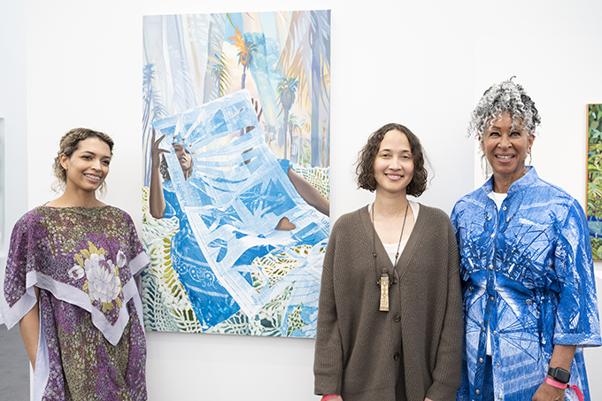 アナト・エブギのブースにて。写真左より、アーティストのジェシカ・テイラー・ベラミー、カリフォルニア・アフリカン・アメリカン博物館のキャメロン・ショー、同、V・ジョイ・シモンズ。中央は今回の収蔵作品。Frieze Los Angeles 2026. Image by Casey Kelbaugh/CKA. Courtesy of Frieze.