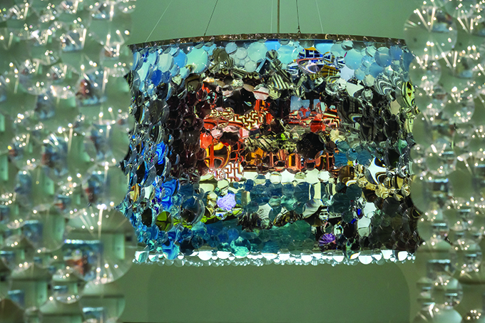 シンガポールに拠点を持つガジャ ギャラリーより、「Encounters」セクションに出展されるスーザン・ヴィクターの作品《City Lantern》2025年　Courtesy of the artist and Gajah Gallery