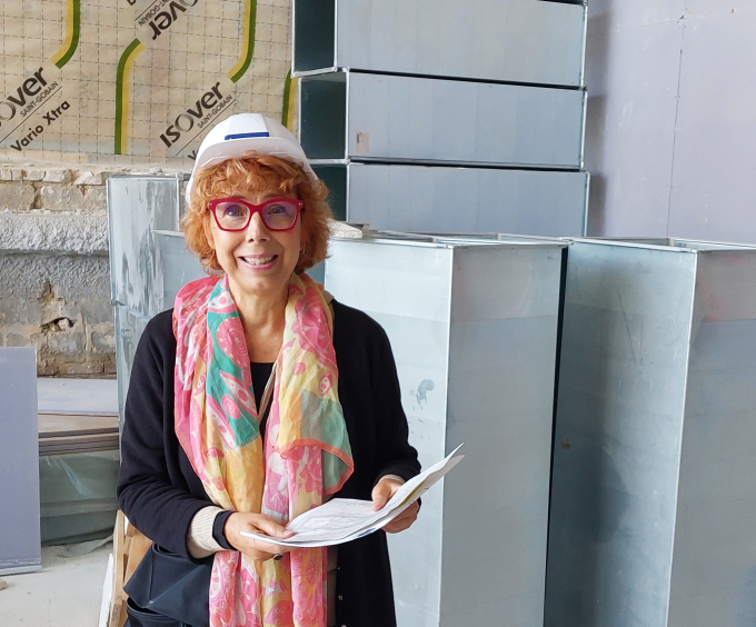 ランス美術館館長 マリー=エレーヌ・モントゥ=リシャール氏(リニューアル後の開室を予定している「フジタの部屋」の現場視察中の1枚)