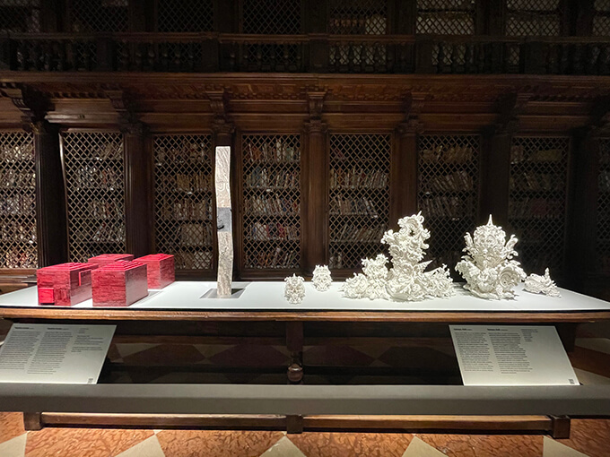 ヨーロッパと日本から革新的なアプローチをもつ陶磁器作品が展示された「Porcelain Virtuosity（ポーセリン・ヴァーチュオシティ）」。写真左の赤いオブジェは近藤高広、写真右の角立った生クリームのような形状の白磁は青木克世の作品。
