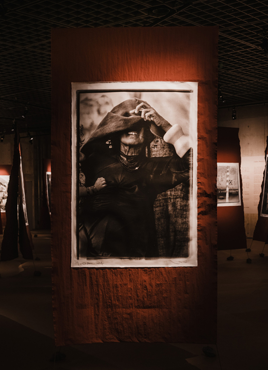 「高木由利子 写真展　Threads of Beauty 1995-2025」展示風景、Bunkamura ザ・ミュージアム、2026年　Photo by Ooki JINGU