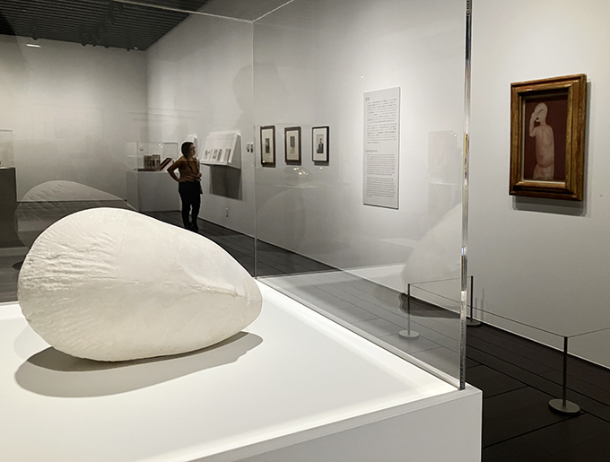 コンスタンティン・ブランクーシ《眠れるミューズ》 1910–11年頃 石膏 大阪中之島美術館 （展示期間：～5/12）