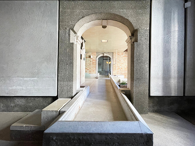 「ホモ・ファベール・イン・チッタ」では、独自の視点でヴェネツィア市内の工房や美術館を紹介。写真はカルロ・スタンパ、マリオ・ボッタにより改修されたクェリーニ・スタンパーリア財団美術館。建築ファンにとっては巡礼地のような存在のこの館には、ヴェネチア貴族の収集したアート・コレクションやインテリアが展示されている。