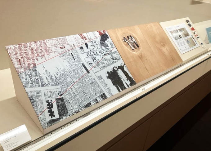 《影法師No.13》の版木
近年、萩原の遺族より版木が寄贈され、実際の作品と版木を並べ、制作過程をより視覚的に見せる展示も可能になった。