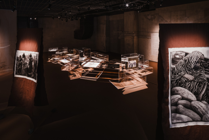 高木が「発掘コーナー」と呼ぶ空間。「高木由利子 写真展　Threads of Beauty 1995-2025」展示風景、Bunkamura ザ・ミュージアム、2026年　Photo by Ooki JINGU