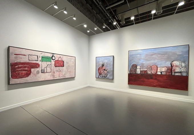 ハウザー＆ワースではフィリップ・ガストンの後期の代表的作品、《サイン》（1970年）、《カンバセーション》（1978年）《オーダーズ》(1978年)が展示された。編集部撮影