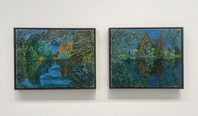 広島市現代美術館「エイドリアン・バーグ　無限の庭園」の展示風景より。《キューガーデン、8月10日》1984年　Estate of the artist　（左）、《キューガーデン、8月16日》1984年　Estate of the artist（右）　筆者撮影