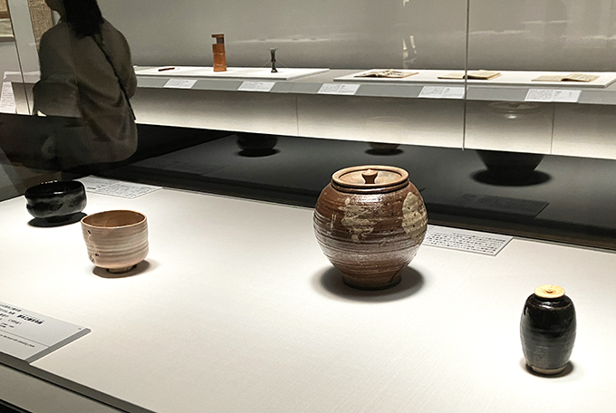 展示風景　正伝永源院には、初代高橋道八による水指や仁阿弥道八による楽茶碗などが伝わる。