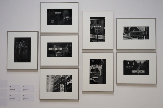 〈ピッツバーグ〉シリーズ(1955－56)より。標識には「LOVE」や「DREAM」など希望に満ちた言葉が並ぶが、現実のまちは……