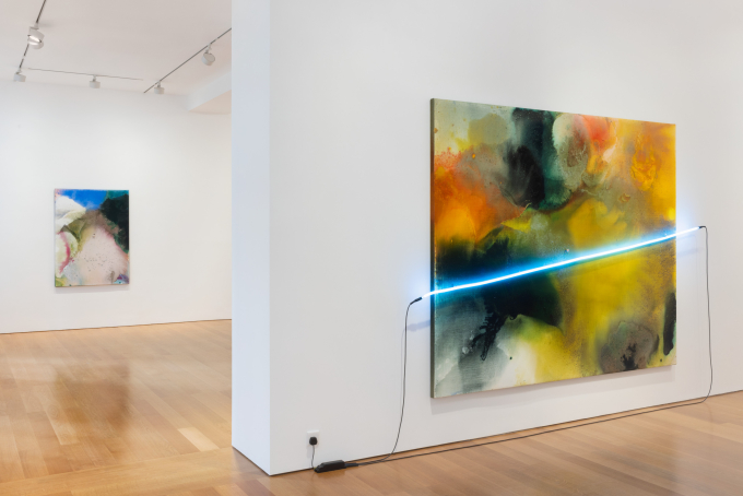 光と色彩を主題にしたメアリー・ウェザーフォードの新作の展示風景。Courtesy of  Gagosian