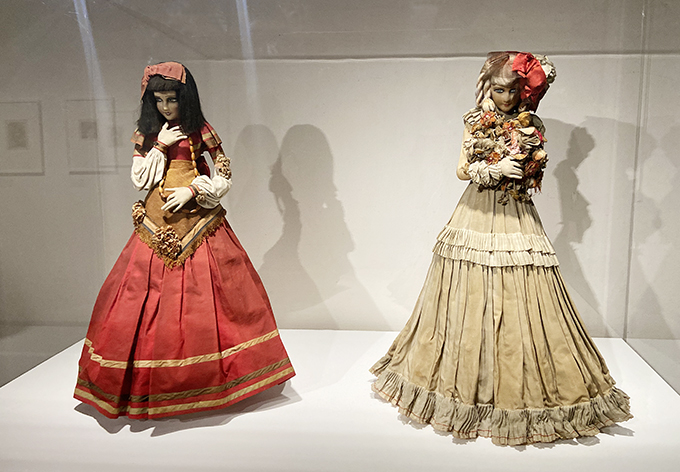 会場風景より　人形1931年（左）人形「花束」1932年（右）