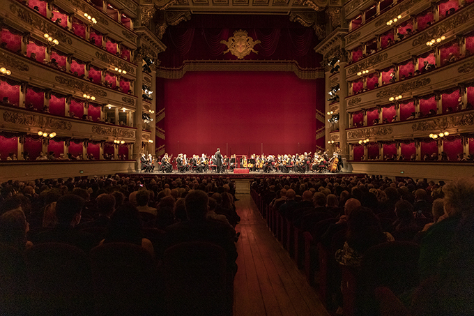 ミラノの象徴でもあるスカラ座で開催された60周年を祝うオープニングコンサート。ミラノサローネのデジタルプラットフォームで世界にライブ配信された。Coutesy Salone del Mobile,Milano,Photo:Andrea Mariani