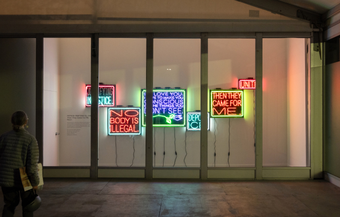 会場のエントランスにはフリーズ・プロジェクトの一環としてパトリック・マルティネスの《Then They Came For Me》が展示された。Frieze Los Angeles 2026. Image by Casey Kelbaugh/CKA. Courtesy of Frieze.