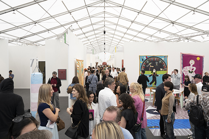 会場に一歩足を踏み入れるとGalleriesセクションが広がる。Frieze Los Angeles 2026. Image by Casey Kelbaugh/CKA. Courtesy of Frieze.