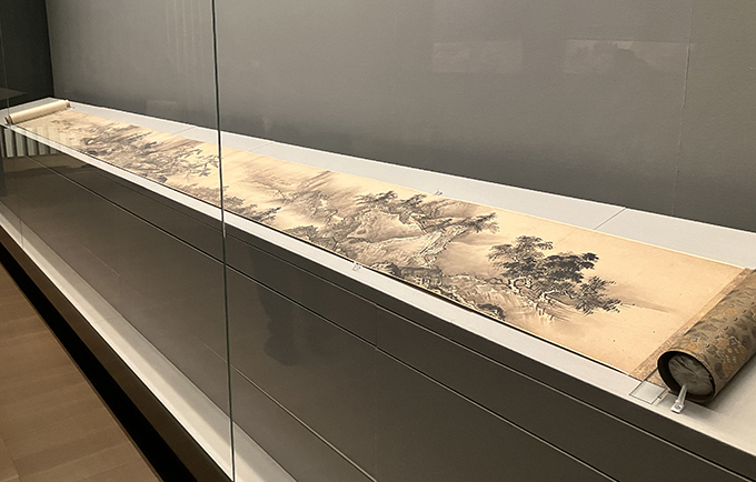国宝《四季山水図巻（山水長巻）》 雪舟筆　一巻　室町時代　文明18年（1486）毛利博物館
期間中、場面を変えて展示。また、会場内のパネルでは全場面を見ることができる。