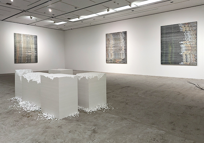 展示風景より、手前は《Rock, Scissors, Paper》(2025)、奥は《Hidden Crevasse》(2025)