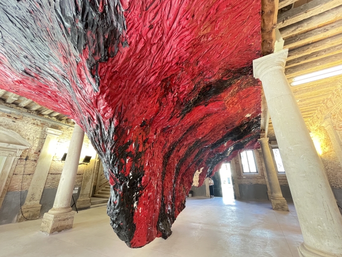 2022年の第59回ヴェネチア・ビエンナーレ国際美術展の会期中、パラッツォ・マンフリンで開催されたアニッシュ・カプーア展の展示風景。「シモン・ボッカネグラ」の舞台美術を彷彿させる火山のようなインスタレーション。筆者撮影