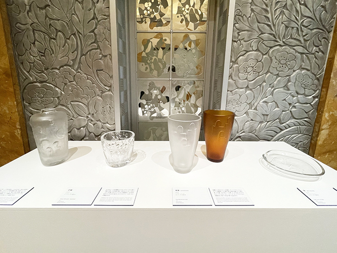 会場風景（グンネル・ニューマン作品の展示。一番左が、《賢明な乙女たち》1937年 リーヒマキ・ガラス製作所）