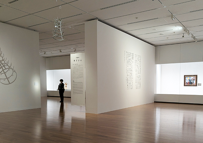 展示風景より　第1章「オブジェ」の入り口（左上）にあるのは、マルセル・デュシャン《瓶乾燥器》1914/1964年（シュワルツ版 ed. 6/8） 京都国立近代美術館