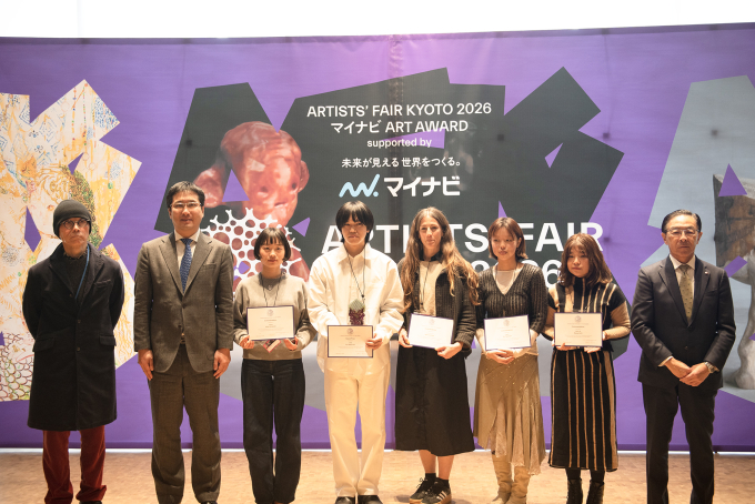 左より、ディレクターの椿昂、株式会社マイナビ 代表取締役 社長執行役員 粟井俊介、優秀賞 白旗花呼、最優秀賞 中西凛、優秀賞 リベッカ・ドローレン、優秀賞 高橋凛、優秀賞 伊地知七絵、京都府 西脇隆俊知事
