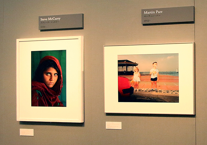 展示風景より　スティーブ・マッカリーの代表作《シャーバート・グーラー,アフガンの少女,ペシャワール,1984》（左）