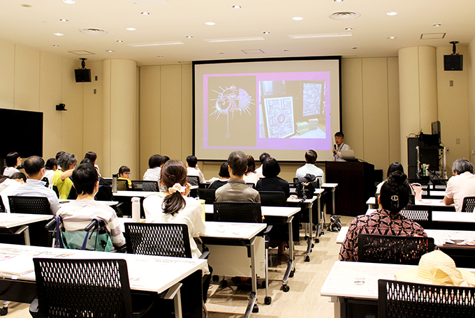 みんぱくの教授が楽しくレクチャー。一般の大人でも興味深い内容だ
