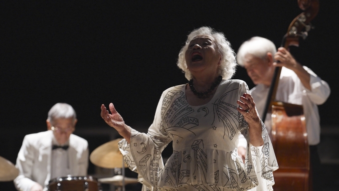 斎藤悌子さん。「ダニーボーイ」はアイルランドの伝統旋律「ロンドンデリーの歌」に、第一次世界大戦直前の1913年、イングランドの作詞家が歌詞をつけ発表。母が戦地へ赴く子の帰還を祈る歌として知られる。山城知佳子《Recalling(s)》2025年　©Chikako Yamashiro. Courtesy of the artist