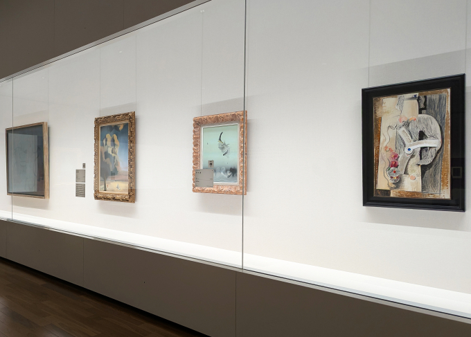 展示風景より、右からマックス・エルンスト《毛皮のマント》、イブ・タンギー《失われた鐘》、サルバドール・ダリ《幽霊と幻影》