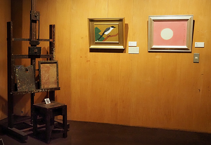 2階 第2展示室。《尾長》（左）は守一が自宅で飼っていた鳥。作品は左のイーゼルと椅子で描かれた