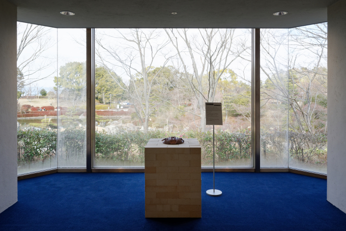 滋賀県立美術館の館内は公園の緑に開かれている。写真は現在開催中の「人間の才能　生みだすこと生きること」の「触れるコーナー」。作品は澤田真一の作品（3Dプリンタによるレプリカ）。　撮影 : 川瀬典子