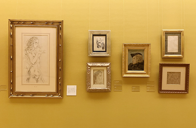 藤田が度々モデルとしたマドレーヌ・ルクー 初公開作品（左）《婦人像》1932年　水彩、墨・紙　軽井沢安東美術館蔵※右作品5点のうち3点も、マドレーヌ・ルクーがモデルとなった作品