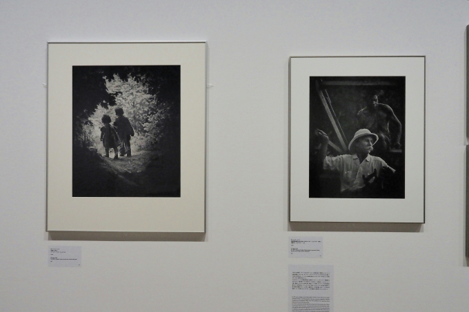 左／《楽園への歩み》〈ファミリー・アンド・フレンズ〉(1946)　右／《病院建設現場で木材に印をつけるアルベルト・シュバイツァー博士》〈慈悲の人 シュヴァイツァー〉(1954)