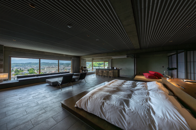 「松本本箱」の客室。窓からは松本市街や北アルプスの山並みを望む。