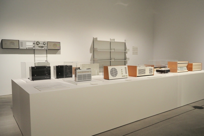 ディーター・ラムスの展示風景／ブラウン社を中心としたプロダクトデザインで知られるラムス。ラジオ、シェーバー、時計、オーディオ機器など、ミニマルな機能美は彼のデザイン哲学「良いデザインの10カ条」を体現。360°ぐるりと隙のない製品をじっくり眺めて