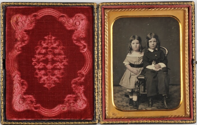 マシュー・B・ブレイディ・スタジオ《二人の子ども》、1855年頃、ダゲレオタイプ、横浜市民ギャラリーあざみ野